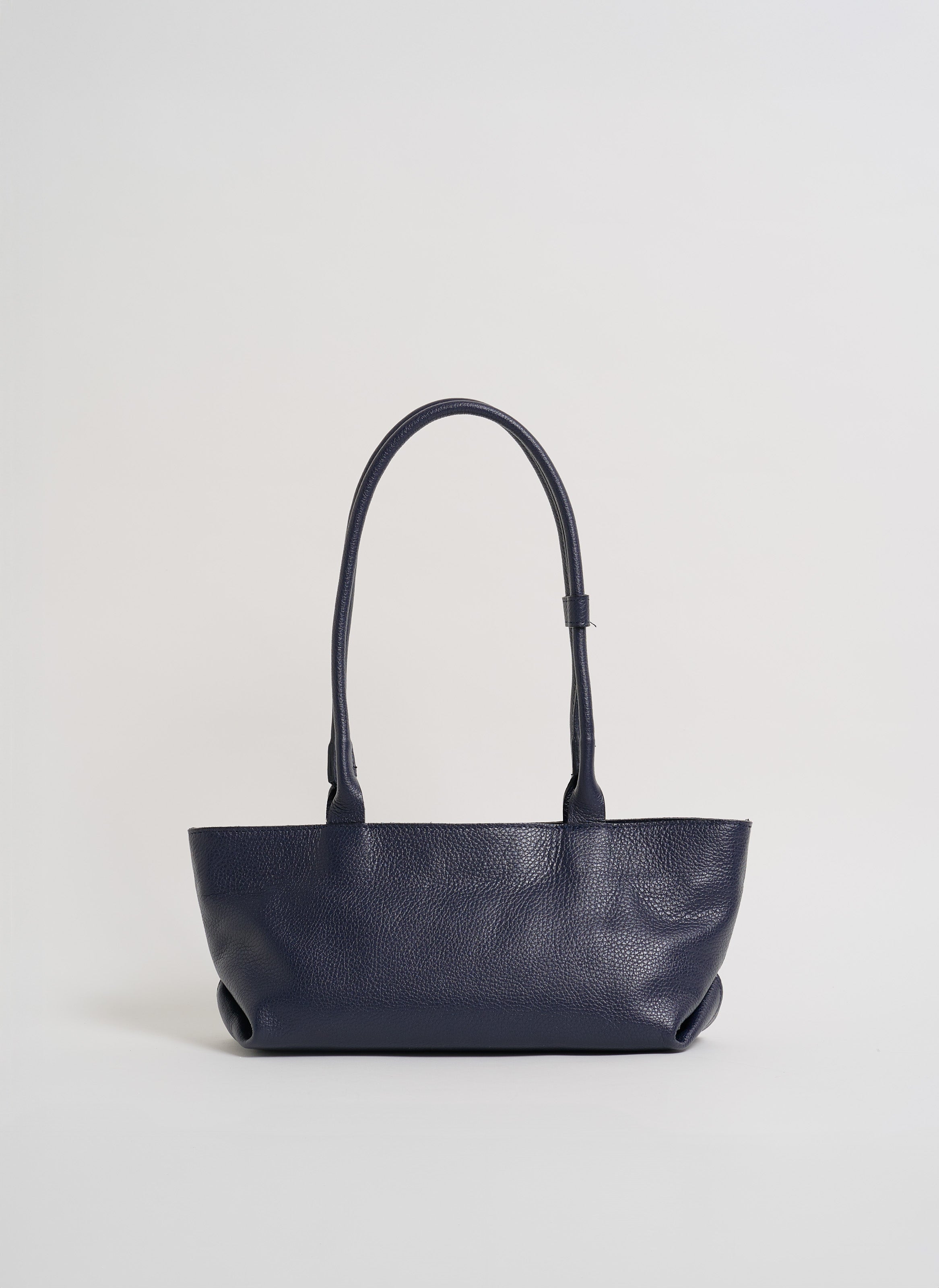 Lola Tasche aus Togo-Leder in Marineblau