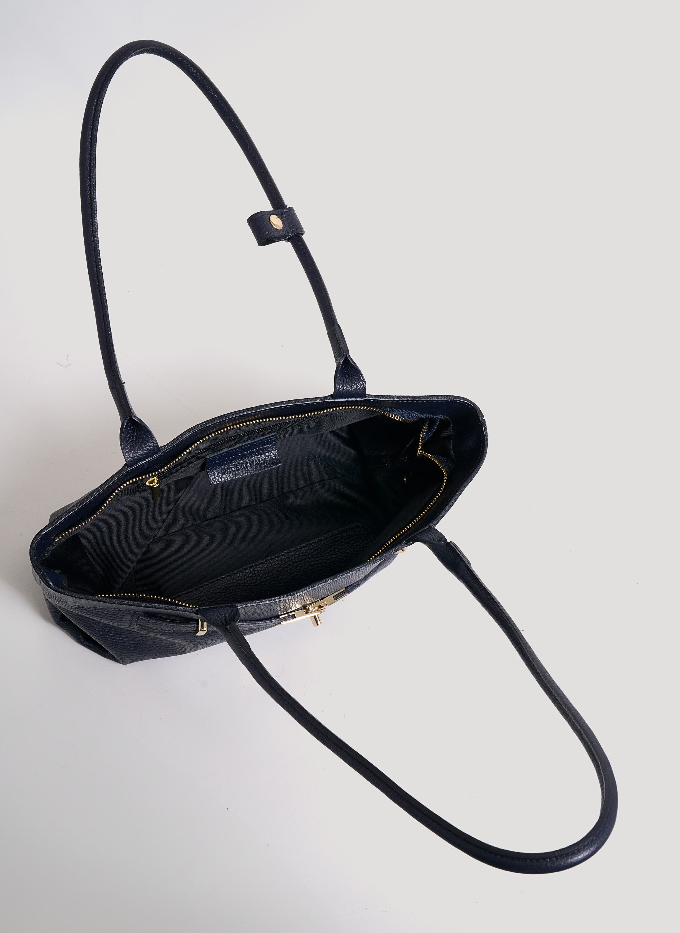 Lola Tasche aus Togo-Leder in Marineblau