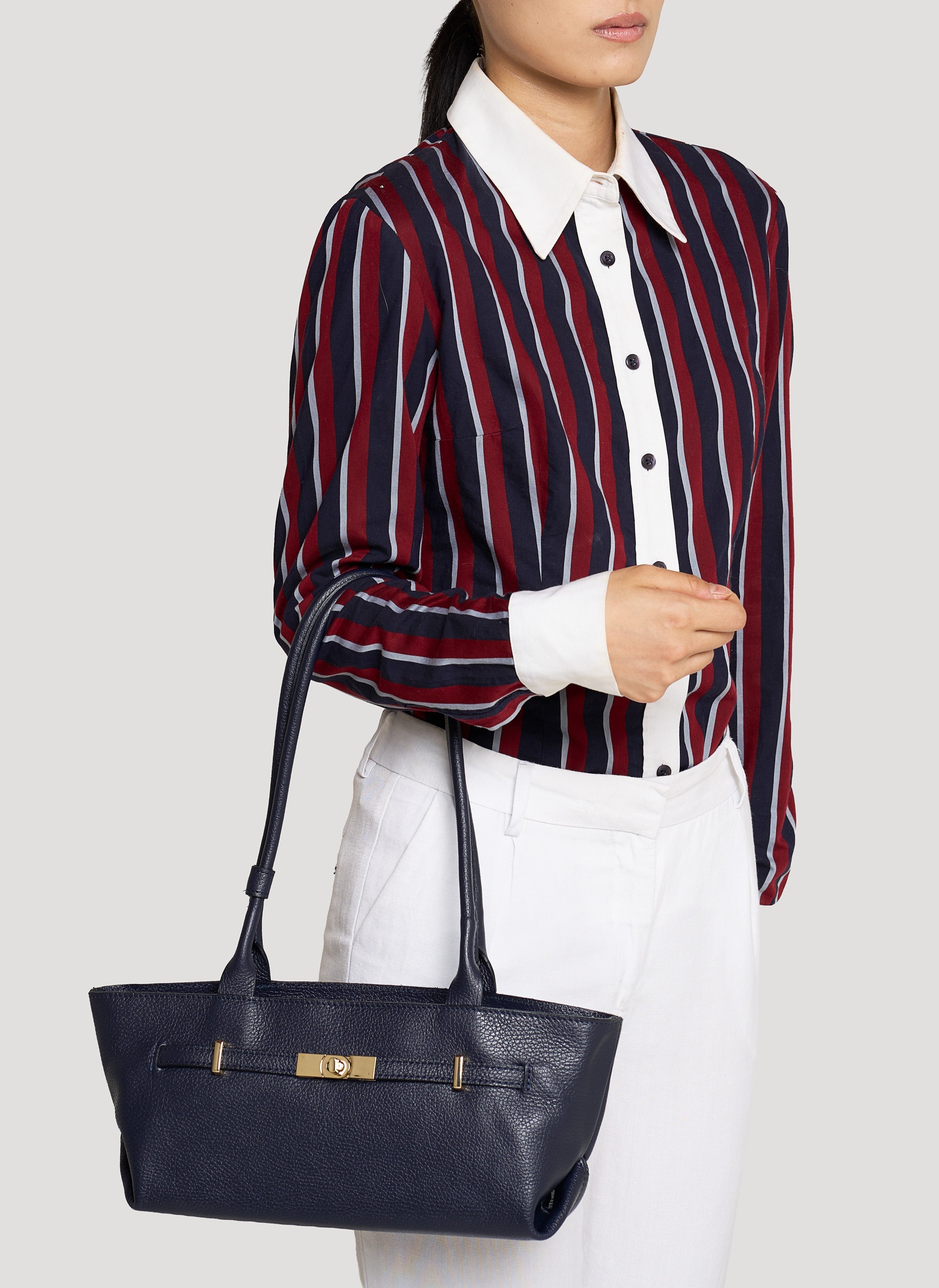 Lola Tasche aus Togo-Leder in Marineblau