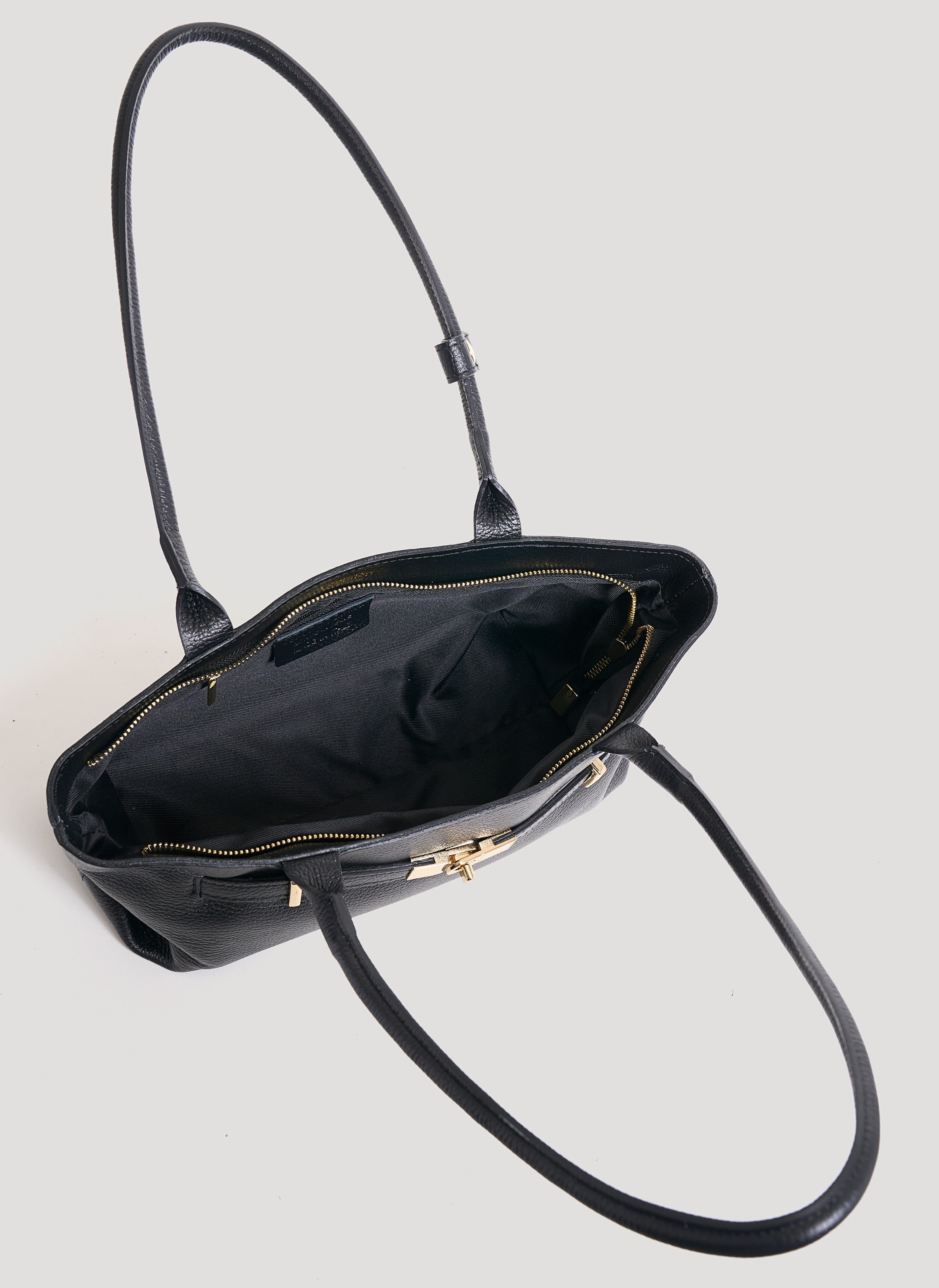 Lola Tasche aus Togo-Leder in Schwarz