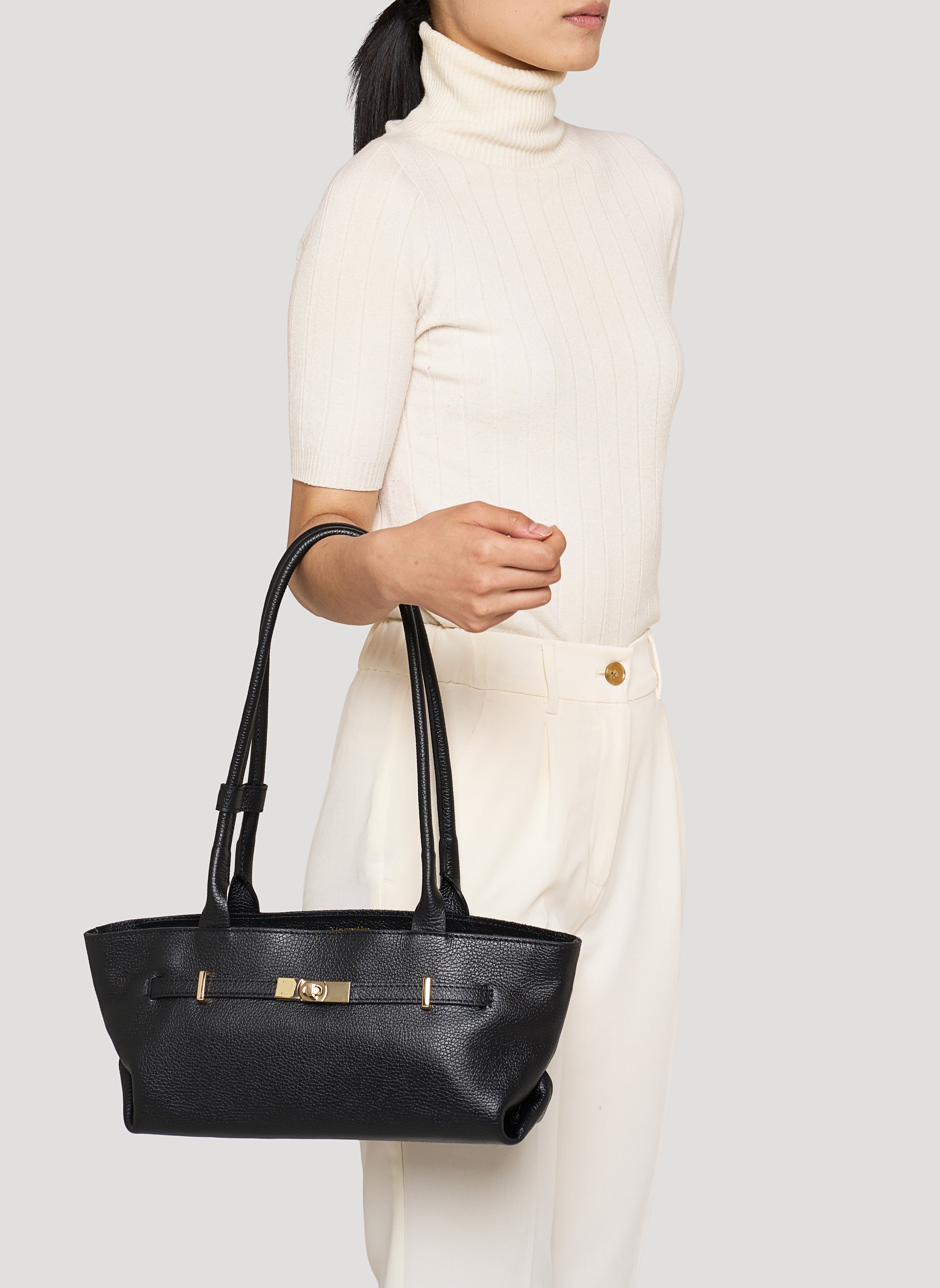 Lola Tasche aus Togo-Leder in Schwarz